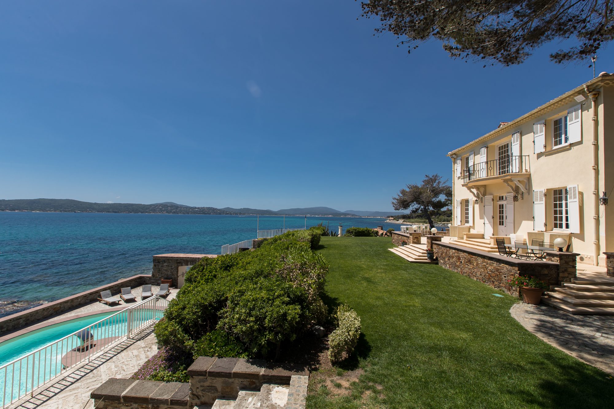 Villa ODYSSÉE – Pool terrace and garden