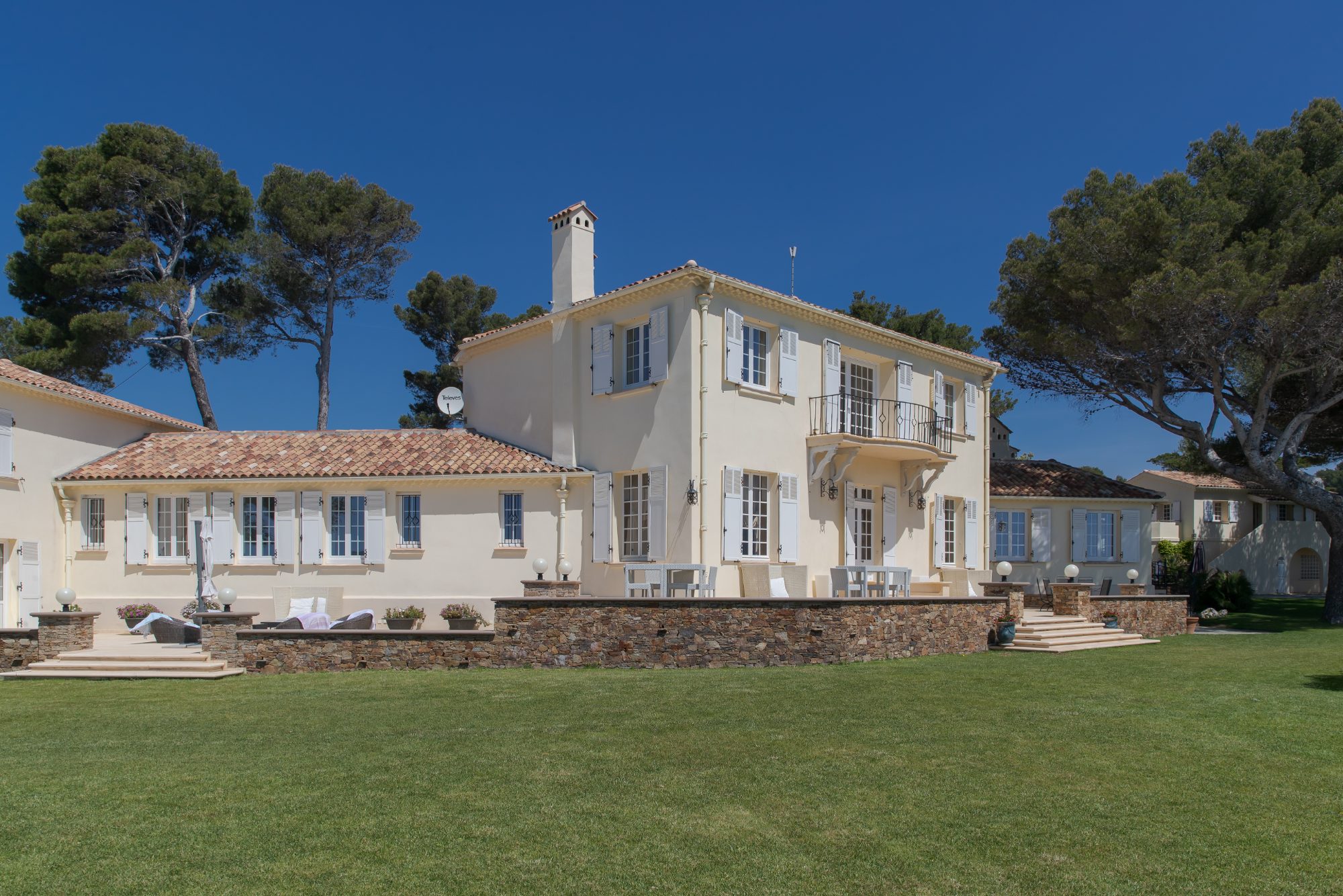 Villa ODYSSÉE – 1930s main residence and lawn