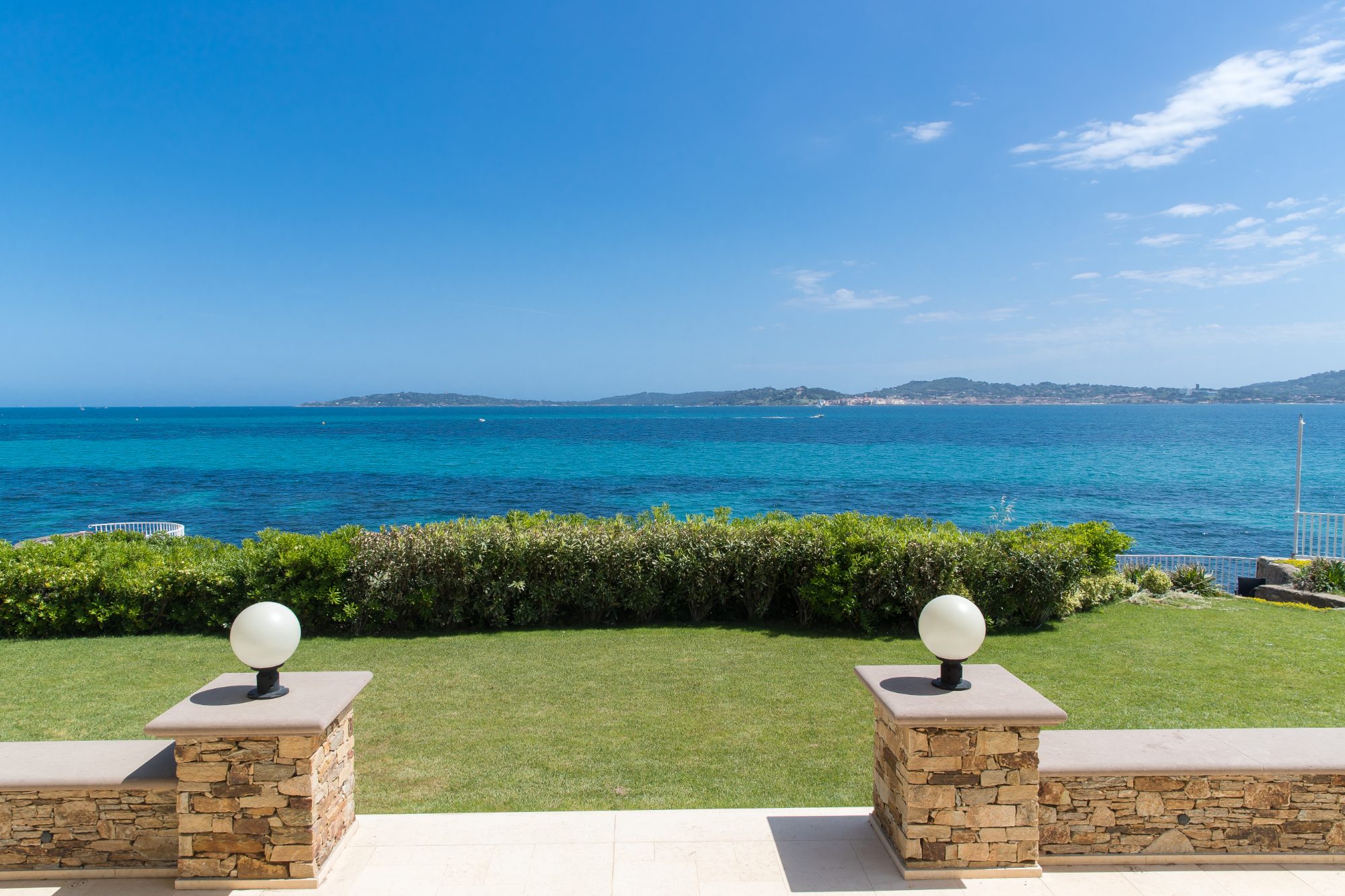 Villa ODYSSÉE – Garden overlooking the Gulf of Saint-Tropez