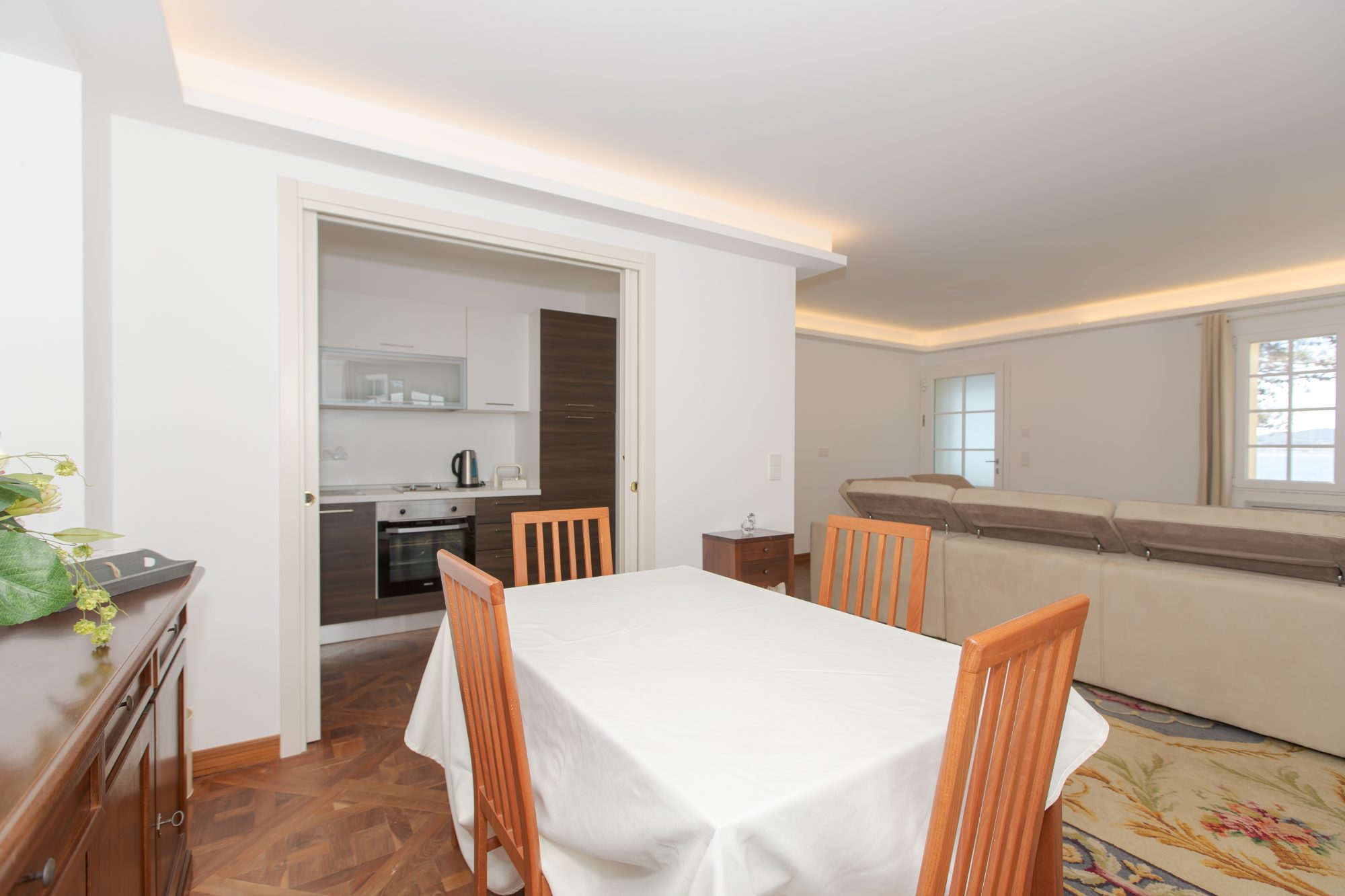 Villa BEAURIVAGE – Dining area with kitchen