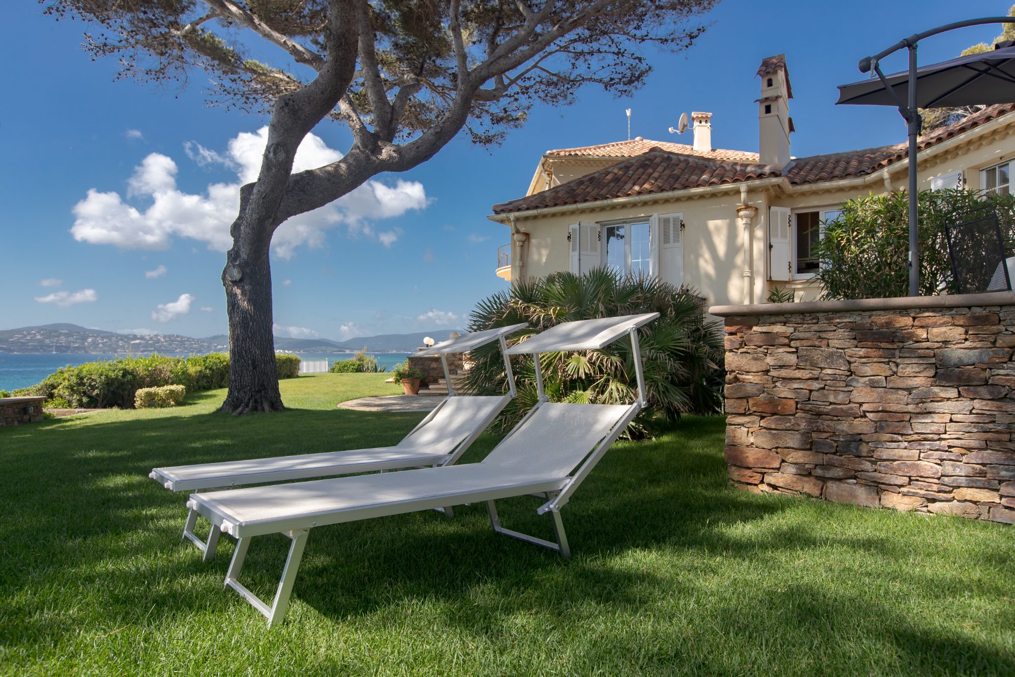 Villa BEAURIVAGE – Sun loungers on the lawn
