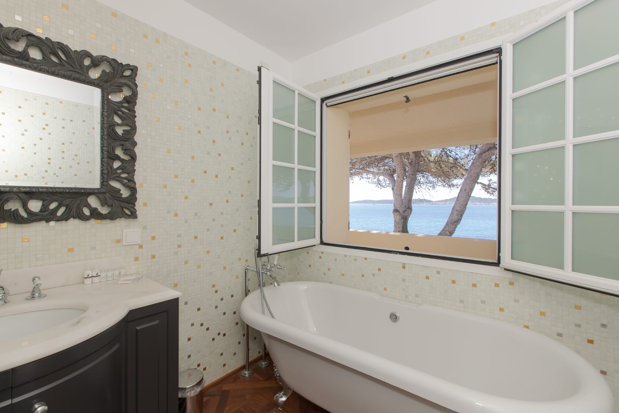Villa BEAURIVAGE – Bathroom with sea view