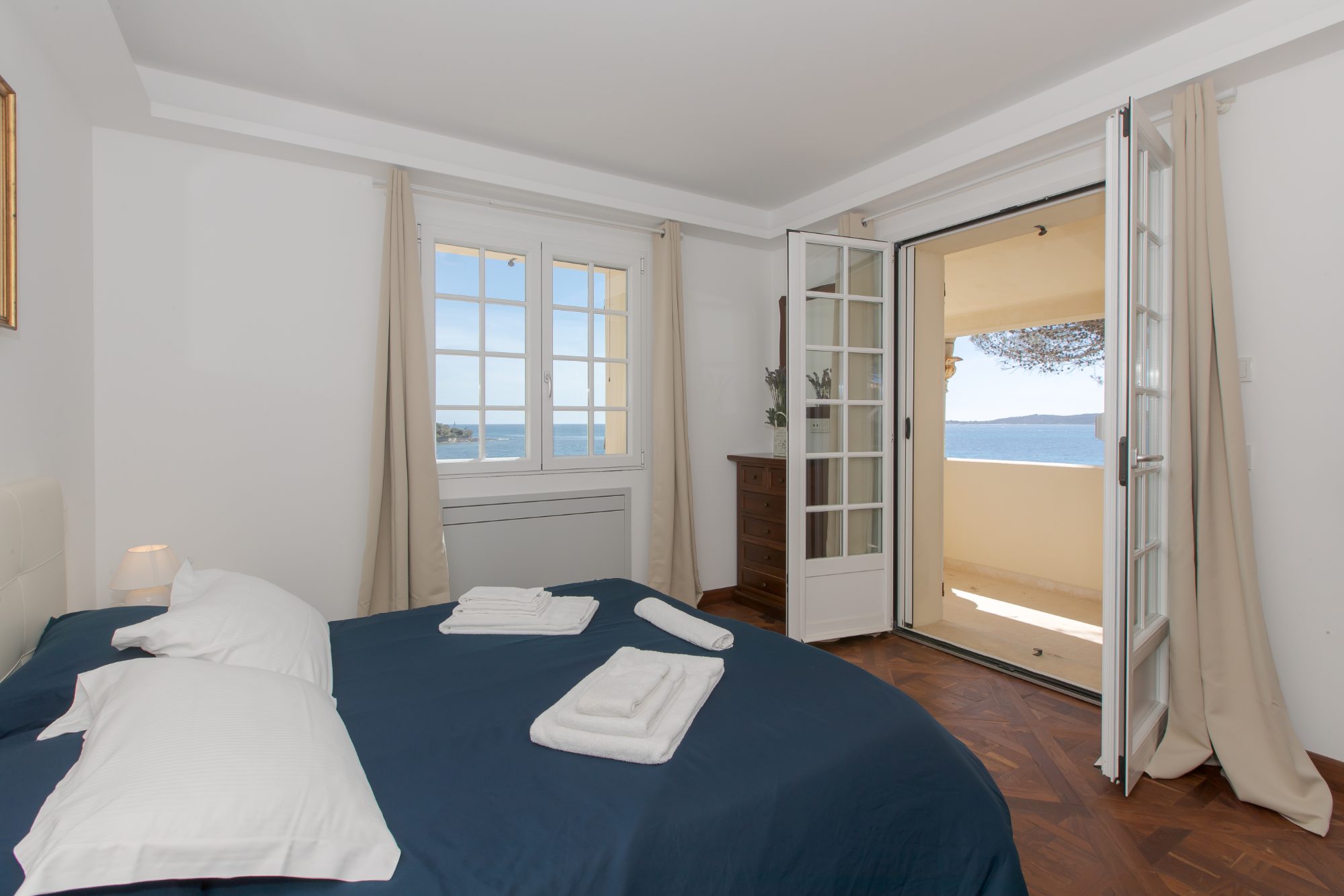 Villa BEAURIVAGE – Double bedroom with sea view