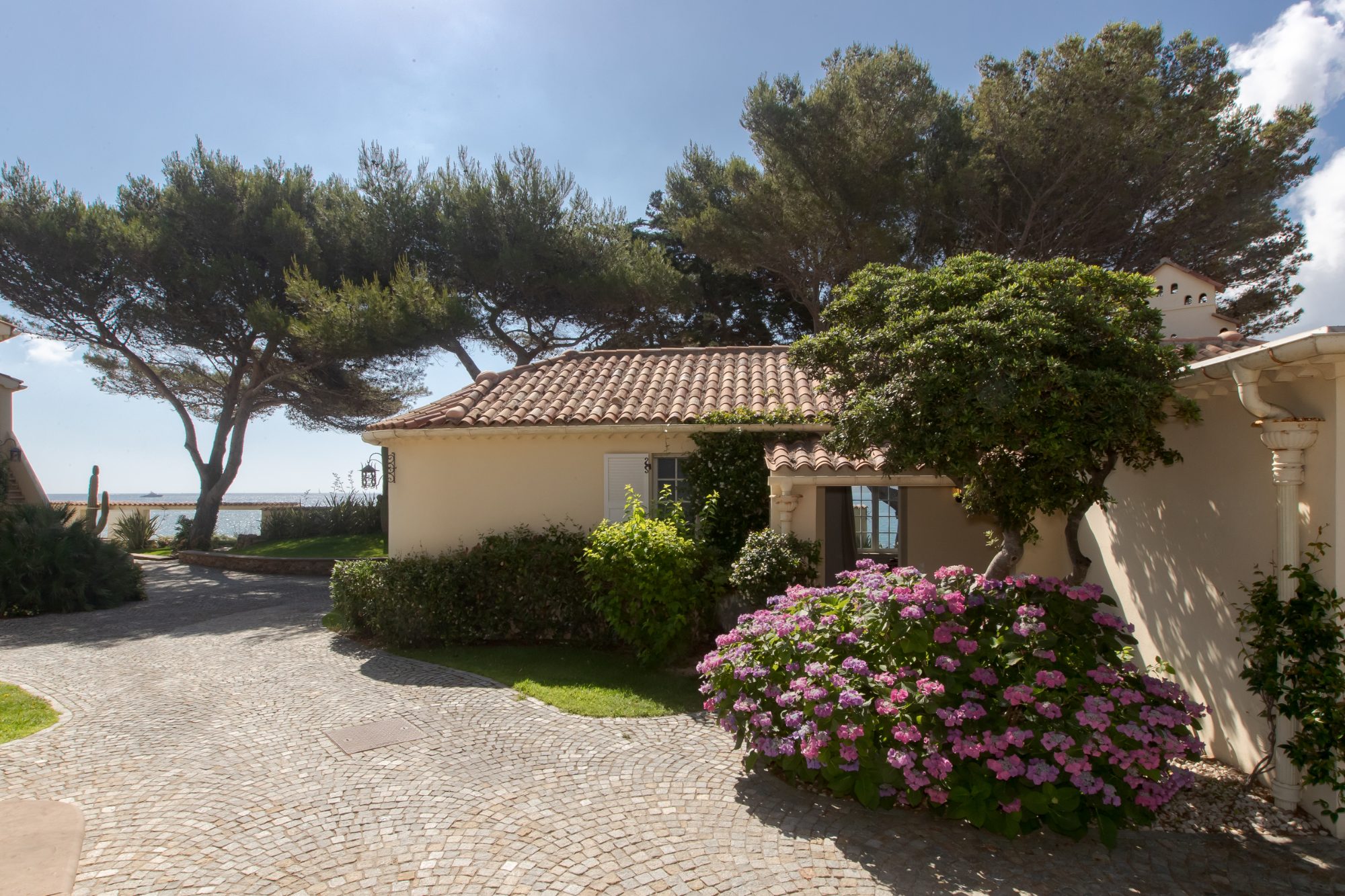 Villa BEAURIVAGE – Villa among flowering gardens