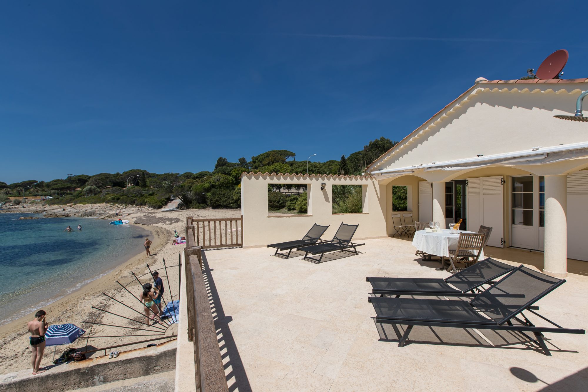 Villa DE LA PLAGE – Terrace overlooking the beach