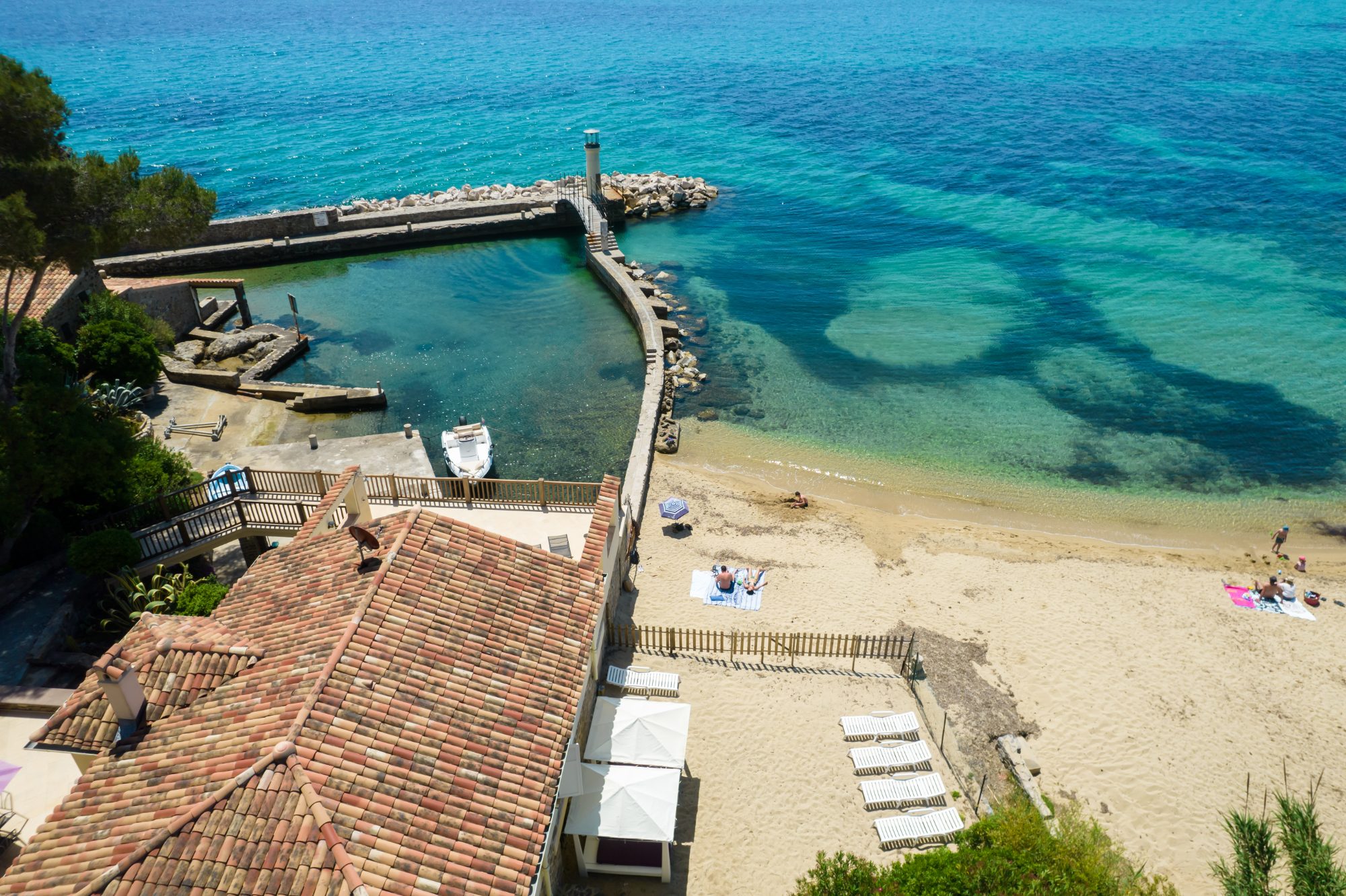 Villa DE LA PLAGE – Aerial view of the harbour and beach