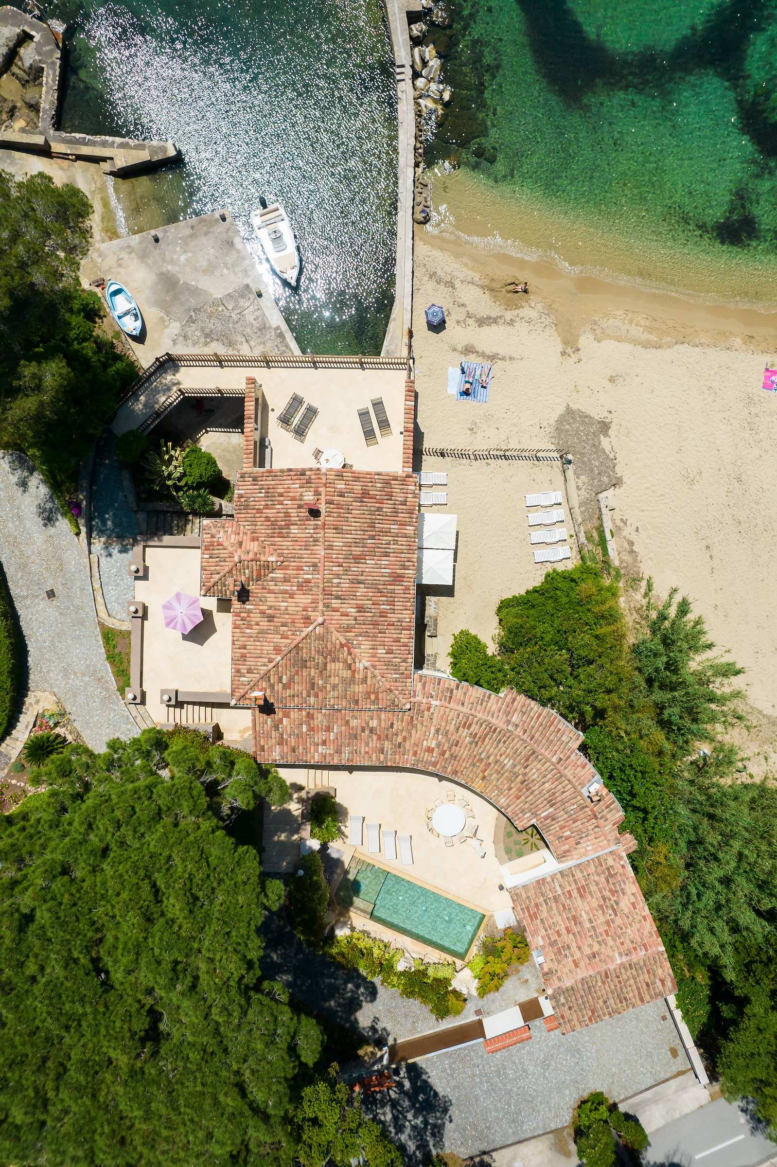 Villa DE LA PLAGE – Vue aérienne de la villa, de sa piscine, de la plage privée et du port