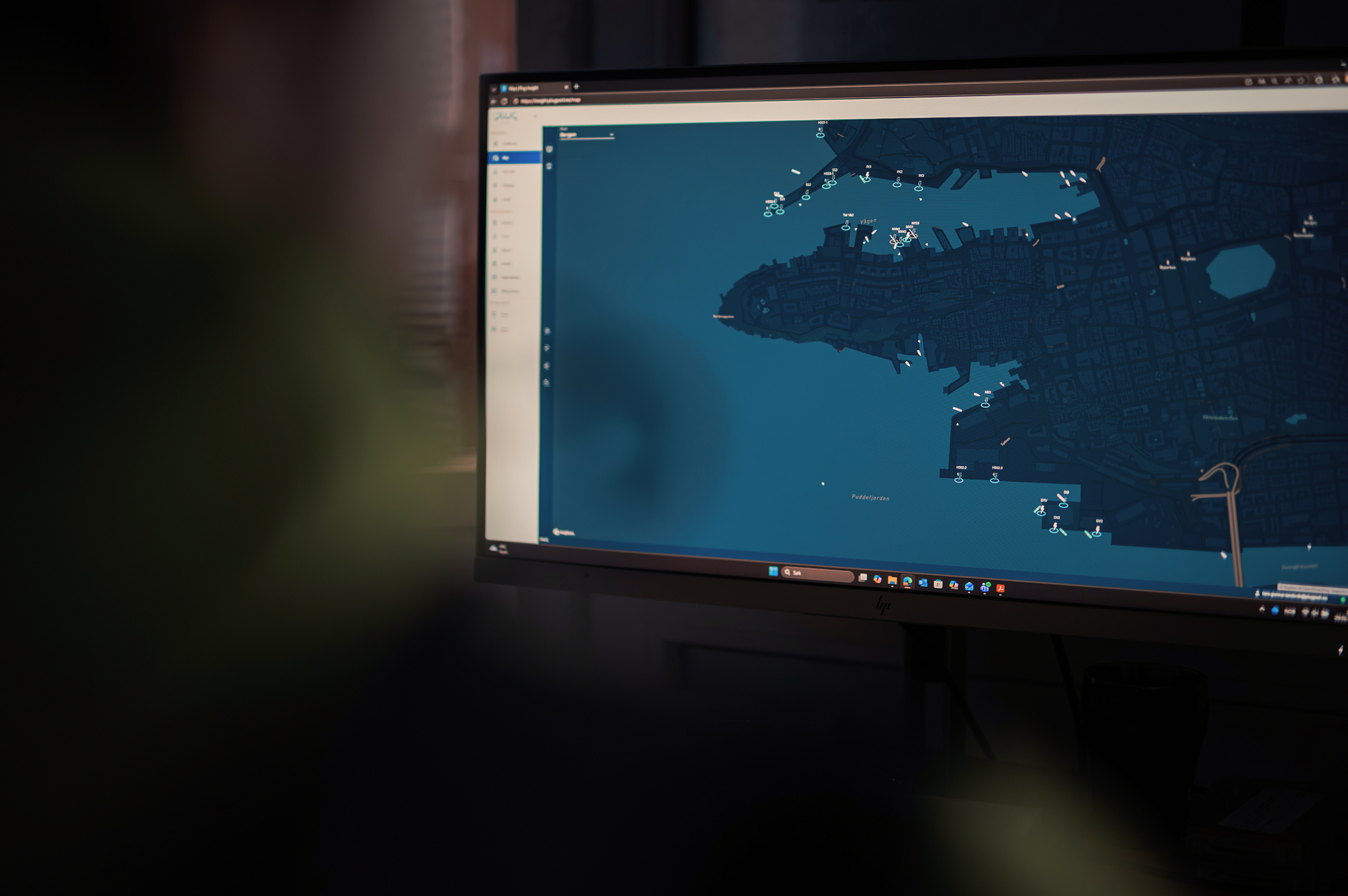 Computer screen showing a digital map of a coastal city with marked points and labels.