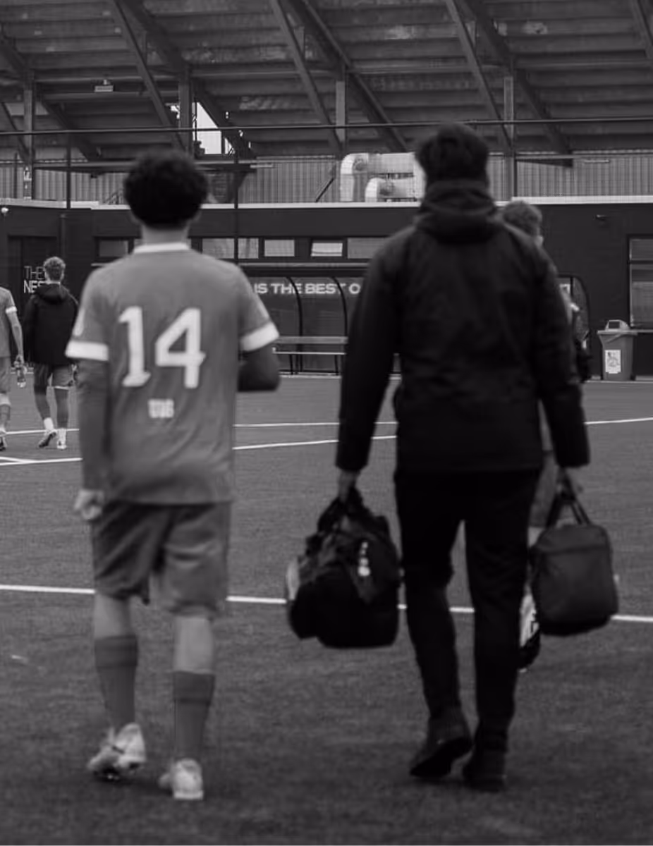 Tijdens het intakegesprek is sportverzorger noah van holderbeke aandachtig aan het luisteren naar de patient of speler/atleet