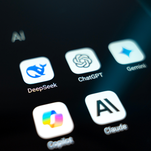 Representación visual de las personalidades de diferentes modelos de IA y su impacto en la interacción usuario-máquina, analizada por LFI.