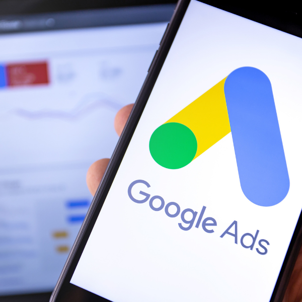 Interfaz conceptual de Google Marketing Advisor para la optimización de campañas con IA, analizada por expertos de LFI.