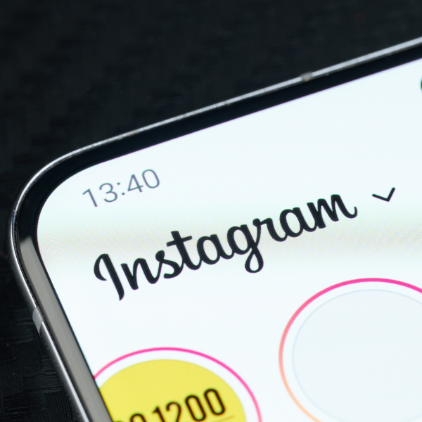 Persona utilizando Instagram para crear narrativas en historias, una tendencia de engagement analizada por LFI.