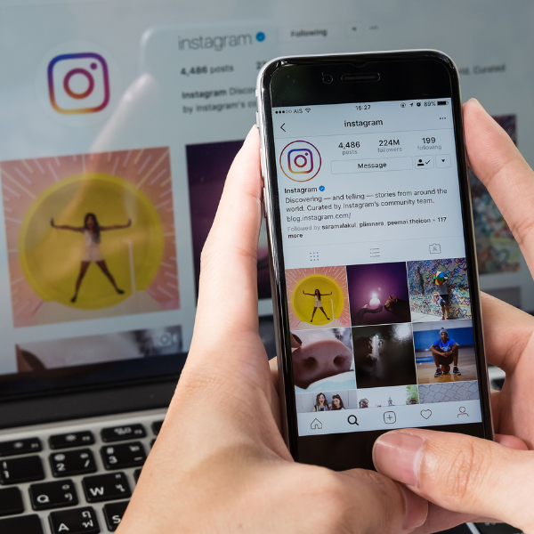Interfaz de Instagram mostrando la nueva función de repost para contenido compartido, analizada por el equipo de LFI.
