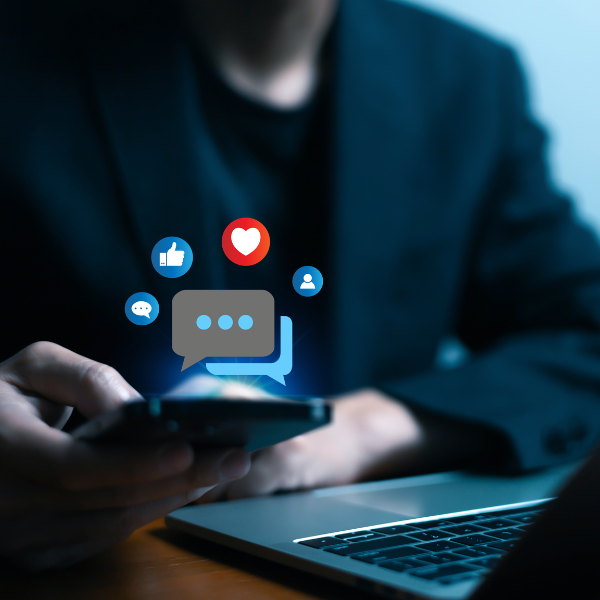 Persona analizando métricas de engagement en videos B2B de LinkedIn, aplicando las claves estratégicas de LFI.