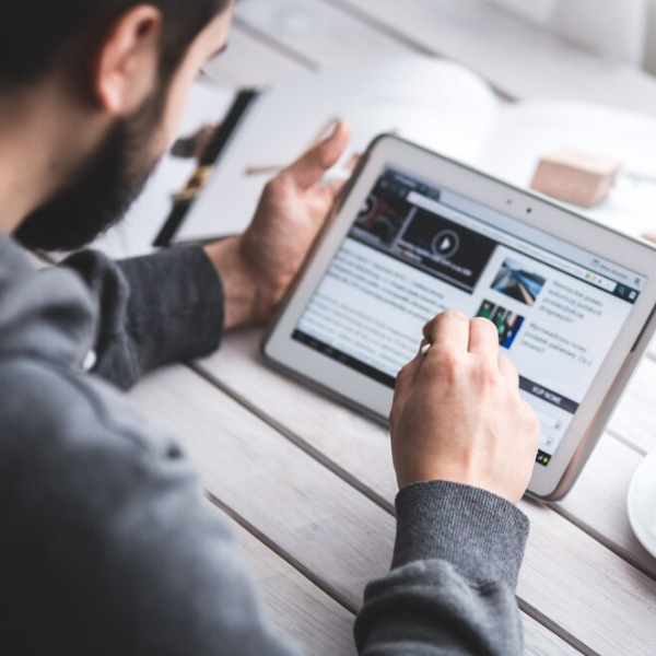 Dispositivos móviles mostrando la interfaz de video de LinkedIn, con consejos para optimizar videos cortos aplicados por LFI.