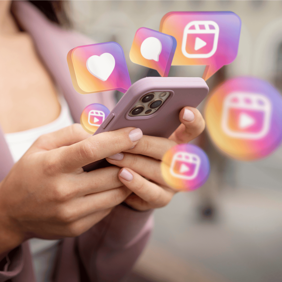 Persona grabando contenido para Meta Reels, siguiendo las guías de eficiencia publicitaria aplicadas por LFI.