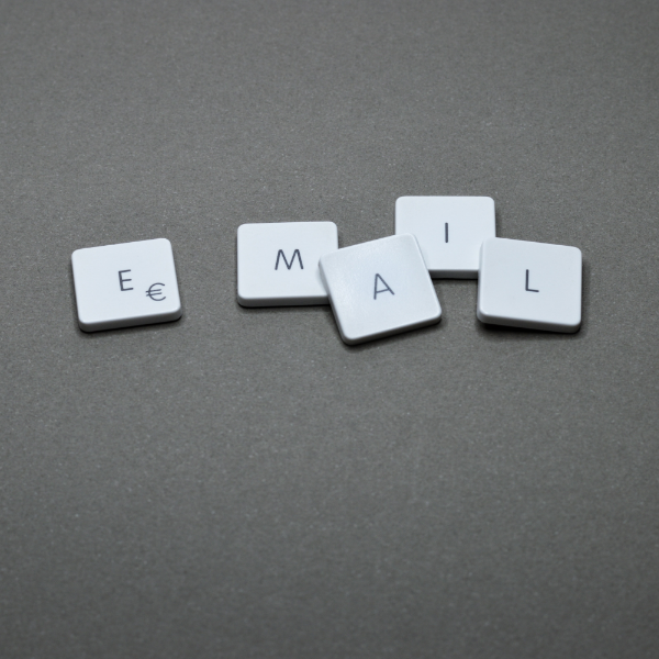 Infografía sobre las 10 leyes del email marketing efectivo para evitar el spam, analizadas bajo el estándar de calidad de LFI.