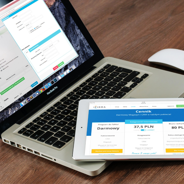 Persona analizando flujos de trabajo digitales, destacando por qué es vital la automatización de marketing gestionada por LFI.