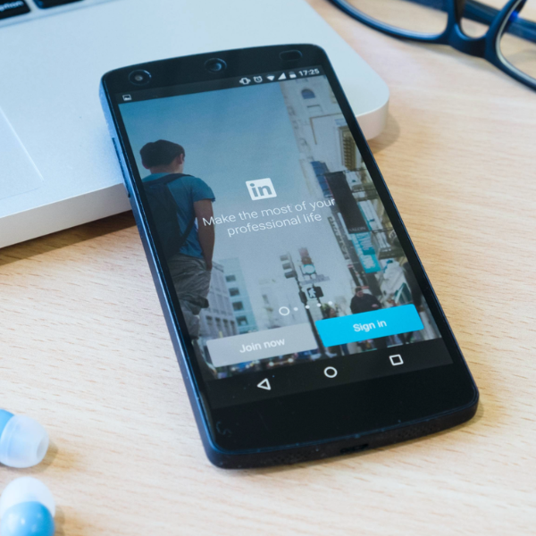 Perfiles profesionales colaborando en LinkedIn, una estrategia de marca empleadora y liderazgo impulsada por LFI.