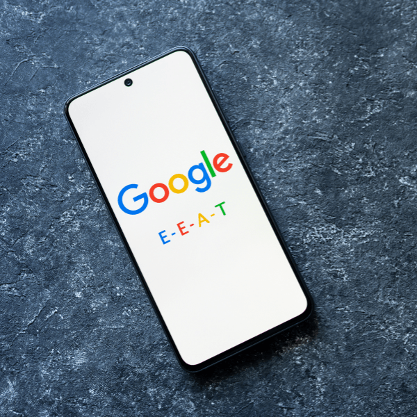 Análisis de la Core Update de Google y su impacto en IA Overviews, monitoreado por LFI para estrategias SEO.