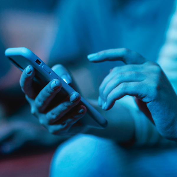 Interfaz de edición avanzada de TikTok y panel de anuncios de búsqueda (Search Ads) optimizados por la metodología de LFI.