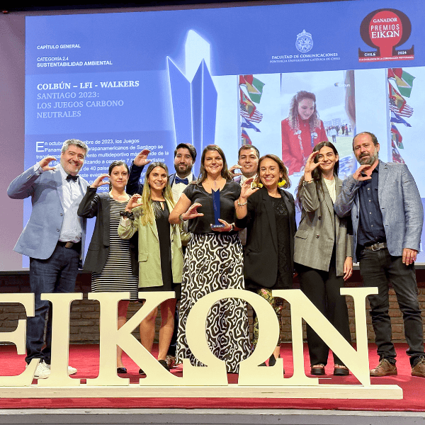 Representantes de Colbún, Walkers y LFI celebrando el reconocimiento en los premios Eikon 2024 por la campaña Santiago 2023.