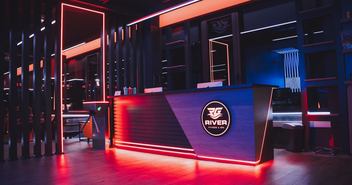 Ulaz i recepcija, sa svjetlosnim efektima.