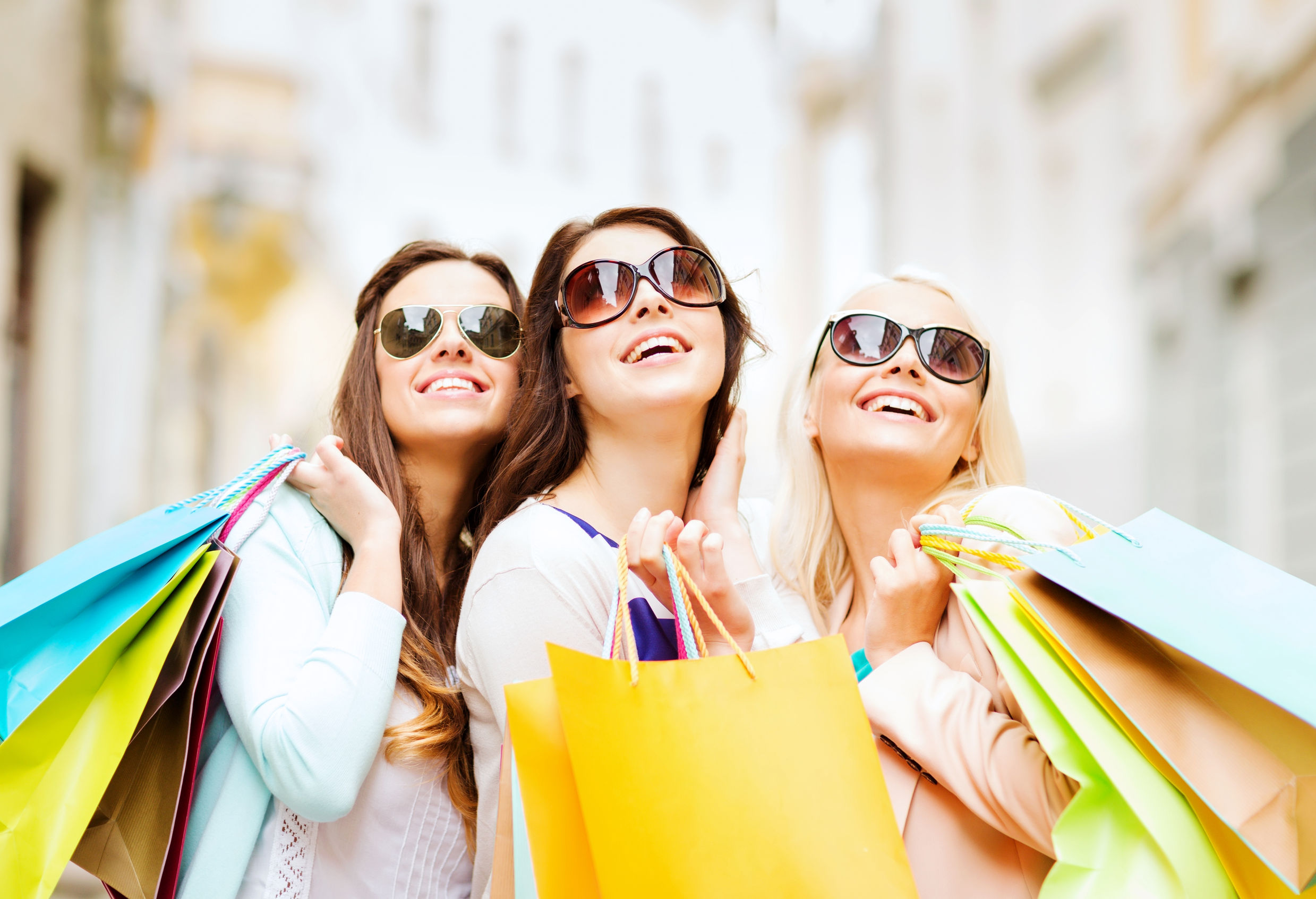 Các marketer khiến phụ nữ tiêu tiền shopping thế nào? - ELLE