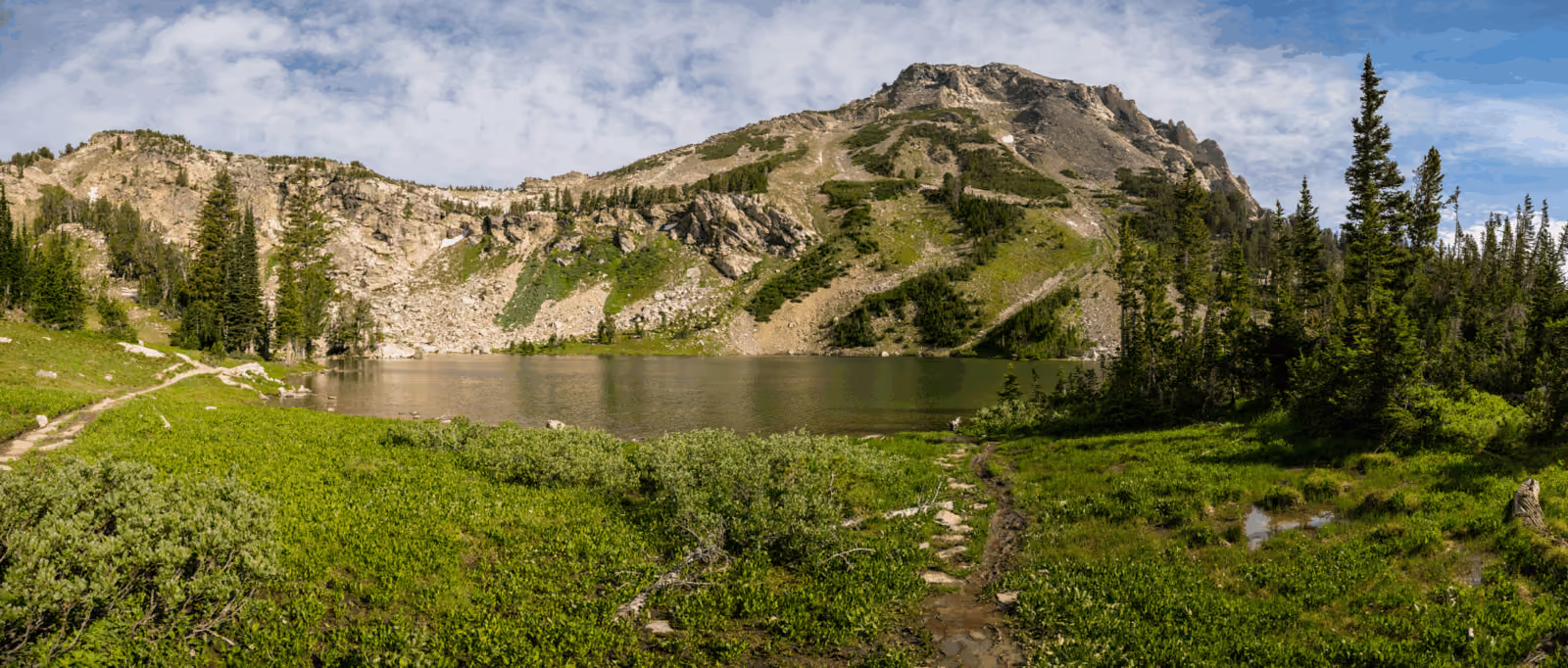 Holly Lake, perched at 9,400 feet in the park, offers stunning alpine views along the Paintbrush Canyon Trail.