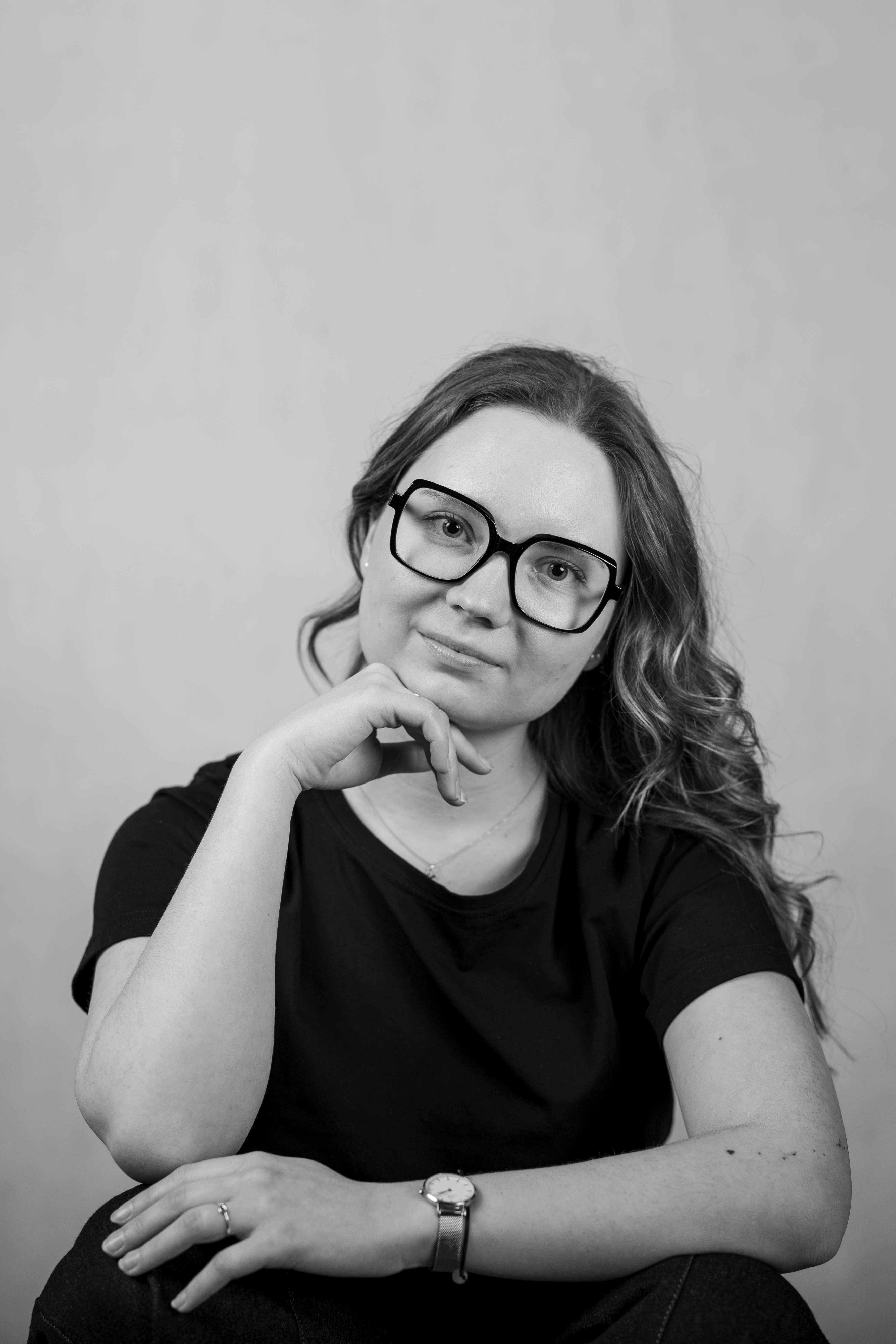 Kateřina Knická s brýlemi držící v ruce laptop.