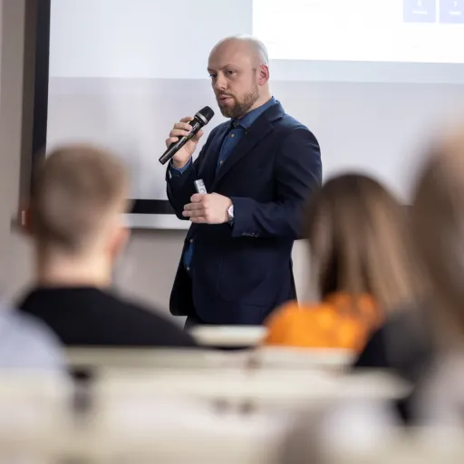 Rafał Żebrowski przemawiający na konferencji Drupal Camp 2023 i 2024.