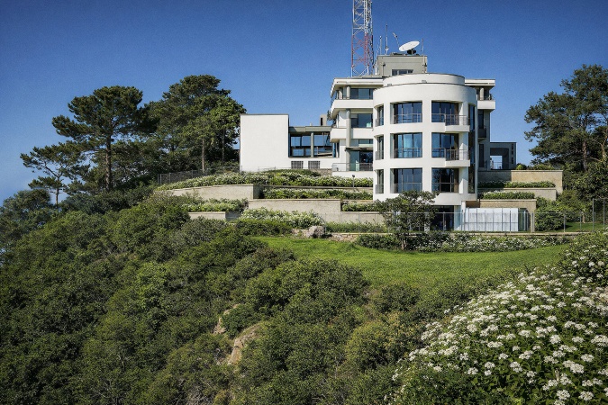 Hilltop Retreat renovated and redesigned by Artec Practice Ltd.