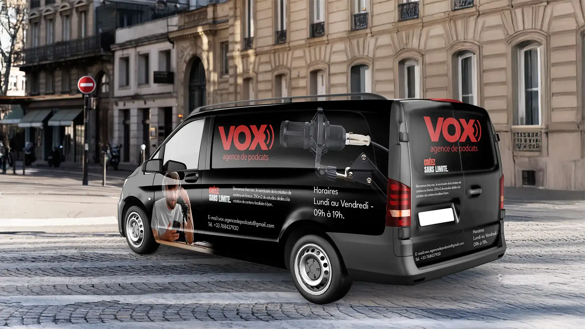 Habillage de véhicule utilitaire avec le branding de VOX, agence de podcasts, application de l’identité visuelle en milieu urbain.