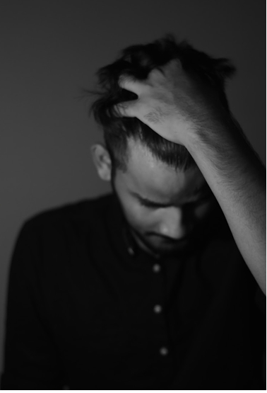 A men who shows his hair