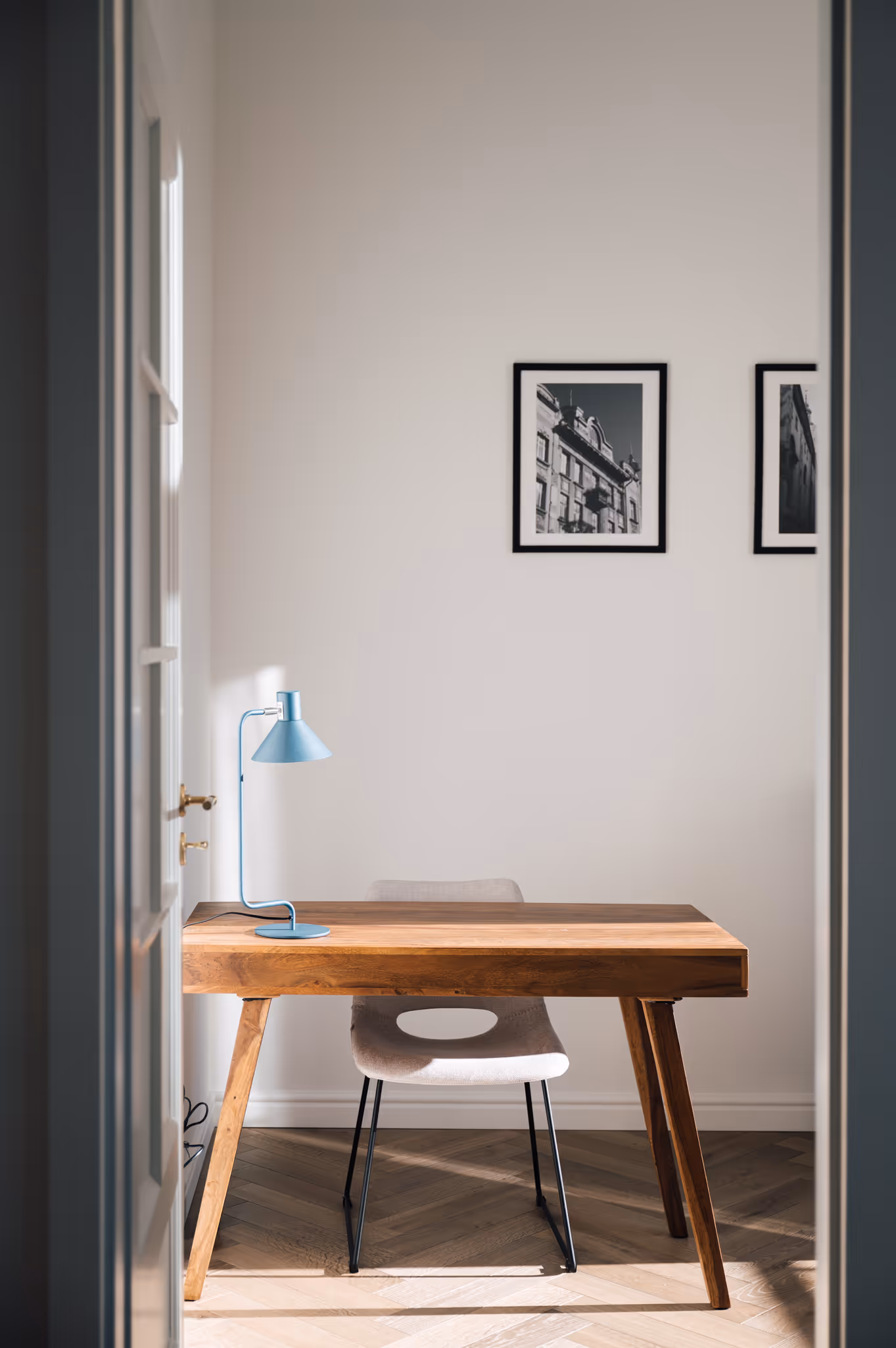 Apartament Studio Migot w Przemyślu – biurko do pracy