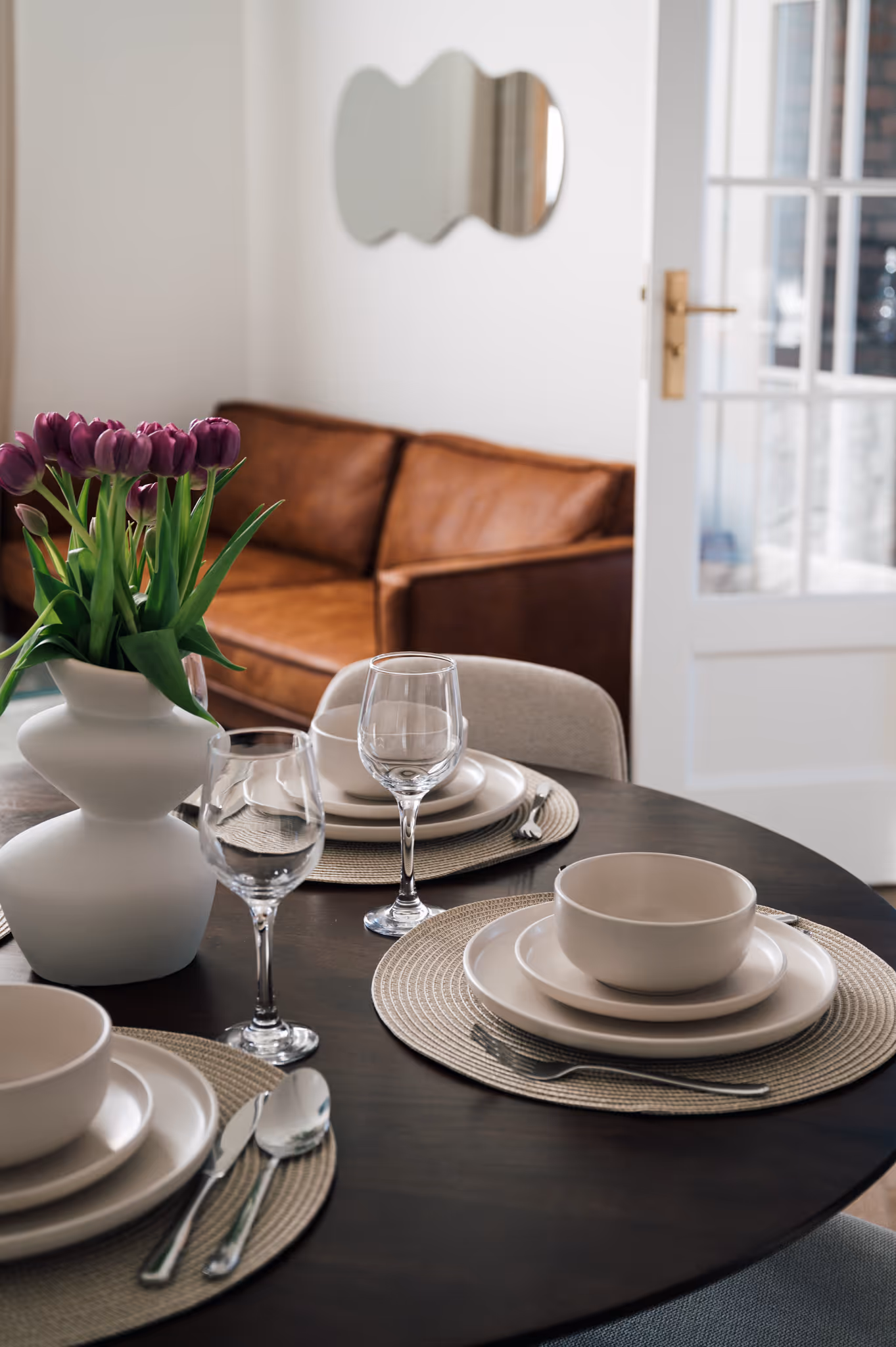 Apartament Studio Migot w Przemyślu – stół