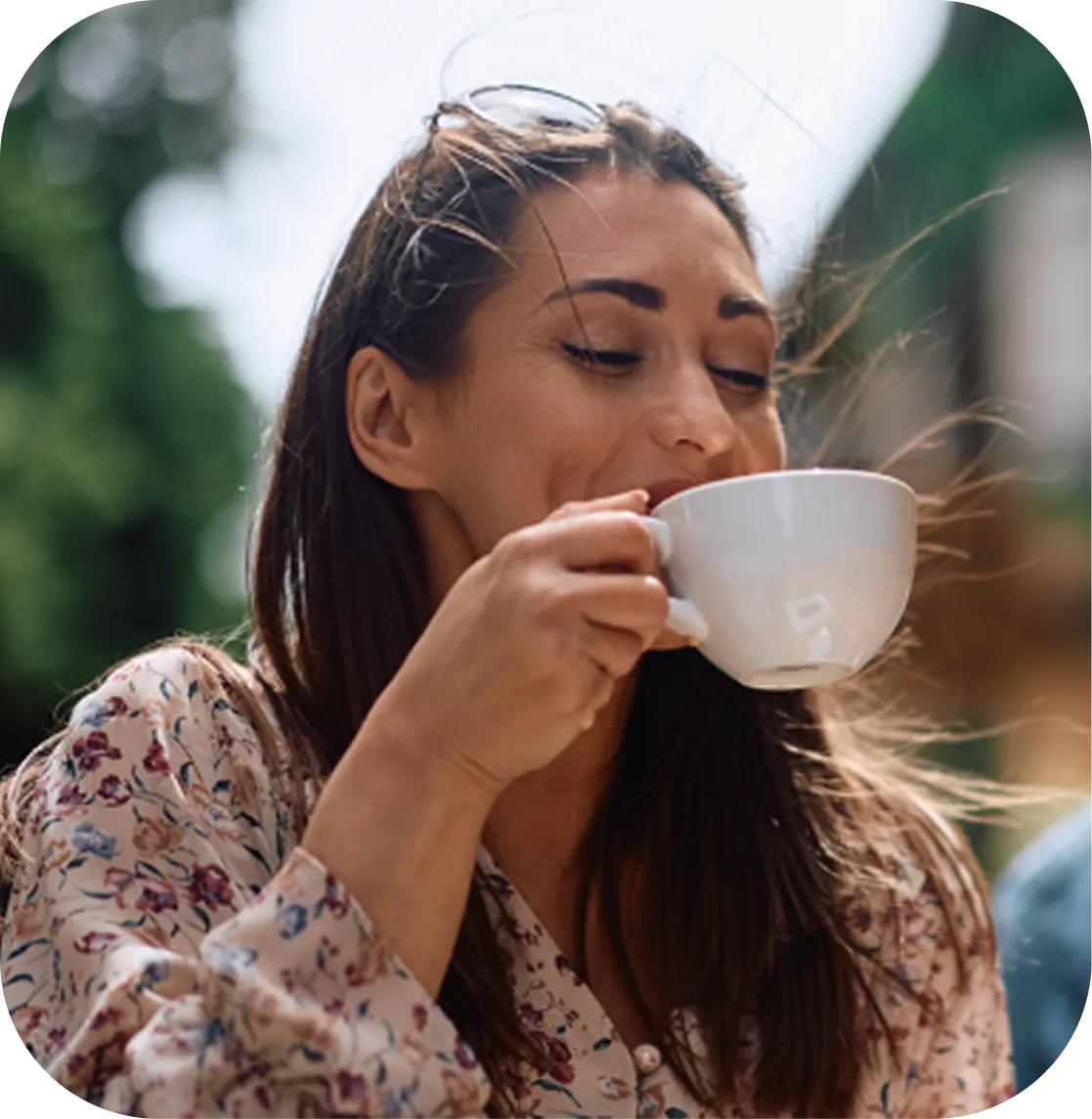 Mujeres disfrutando del bienestar digestivo gracias a los beneficios de la bacteria en Zir-Fos NC