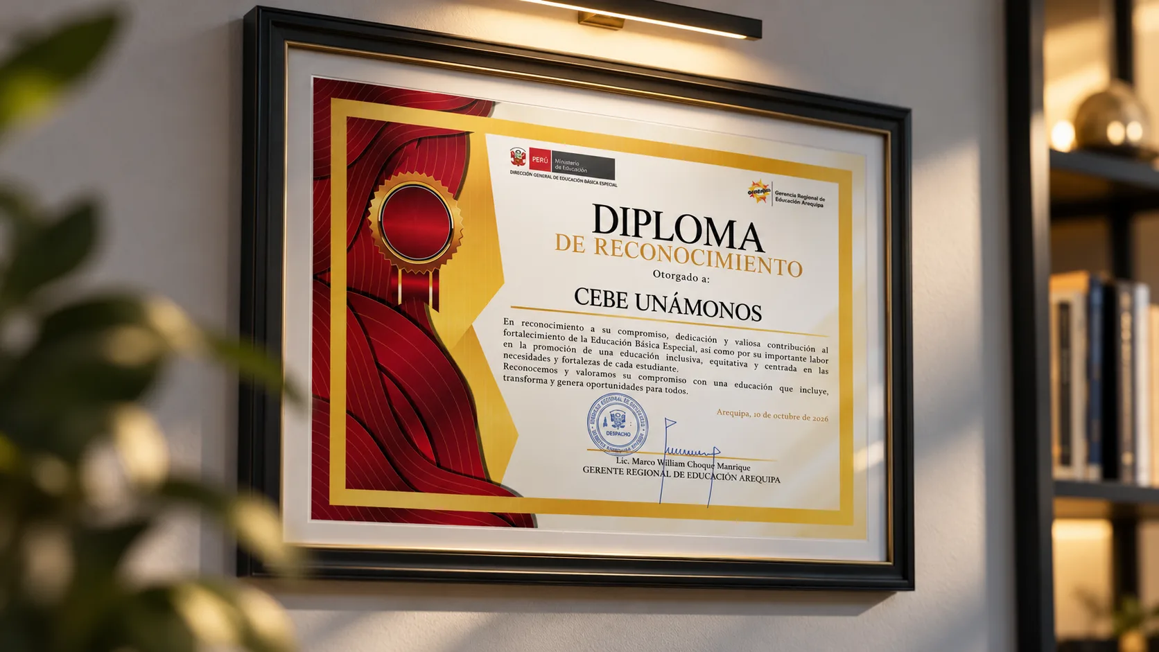 Gerahmtes Diplom de Reconocimiento für CEBE Unámonos an einer Wand, beleuchtet von einer Bilderleuchte