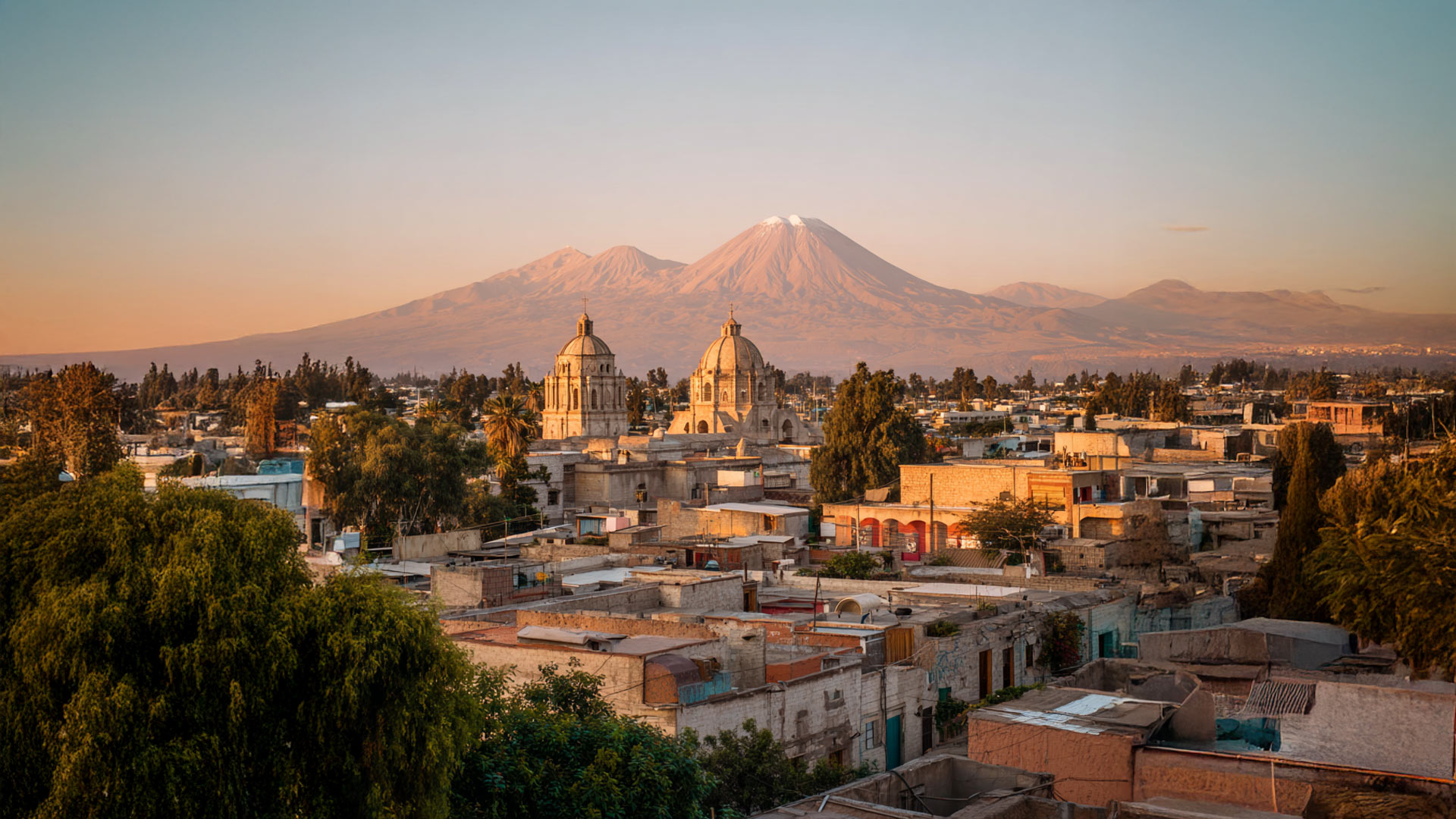 Blick über Arequipa im Abendlicht mit Kathedrale und Vulkan Misti