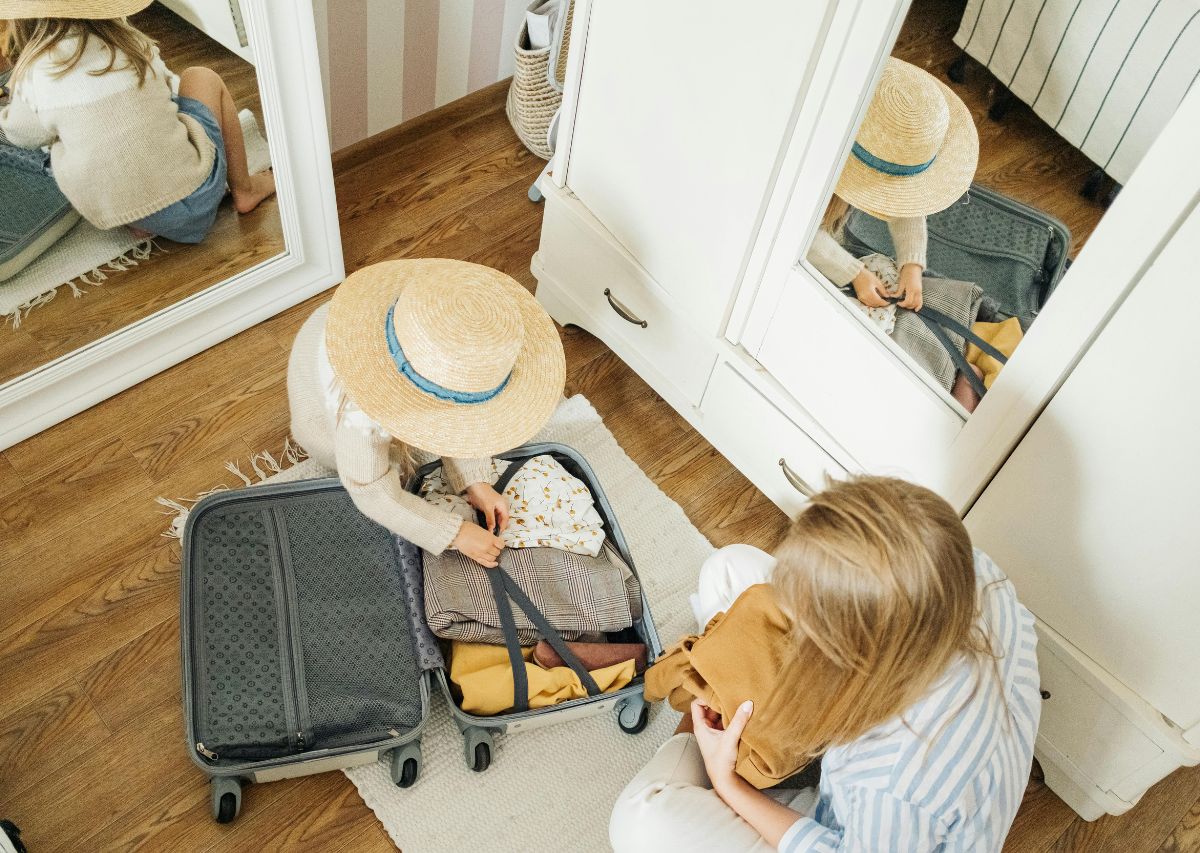 How to Pack a Suitcase: Expert Guide to Efficient Packing for Travel and Moves