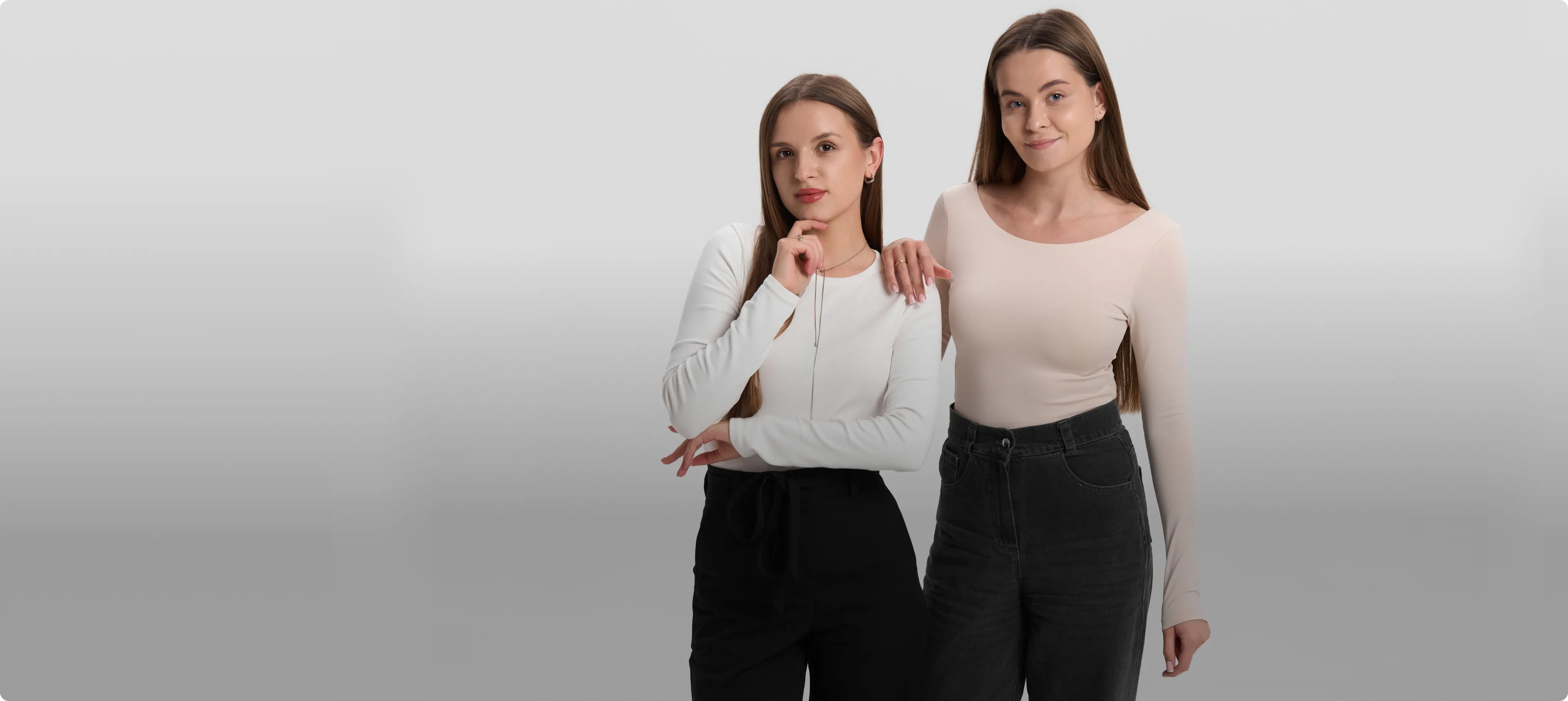 Дві smm-спеціалістки маркетингової агенції