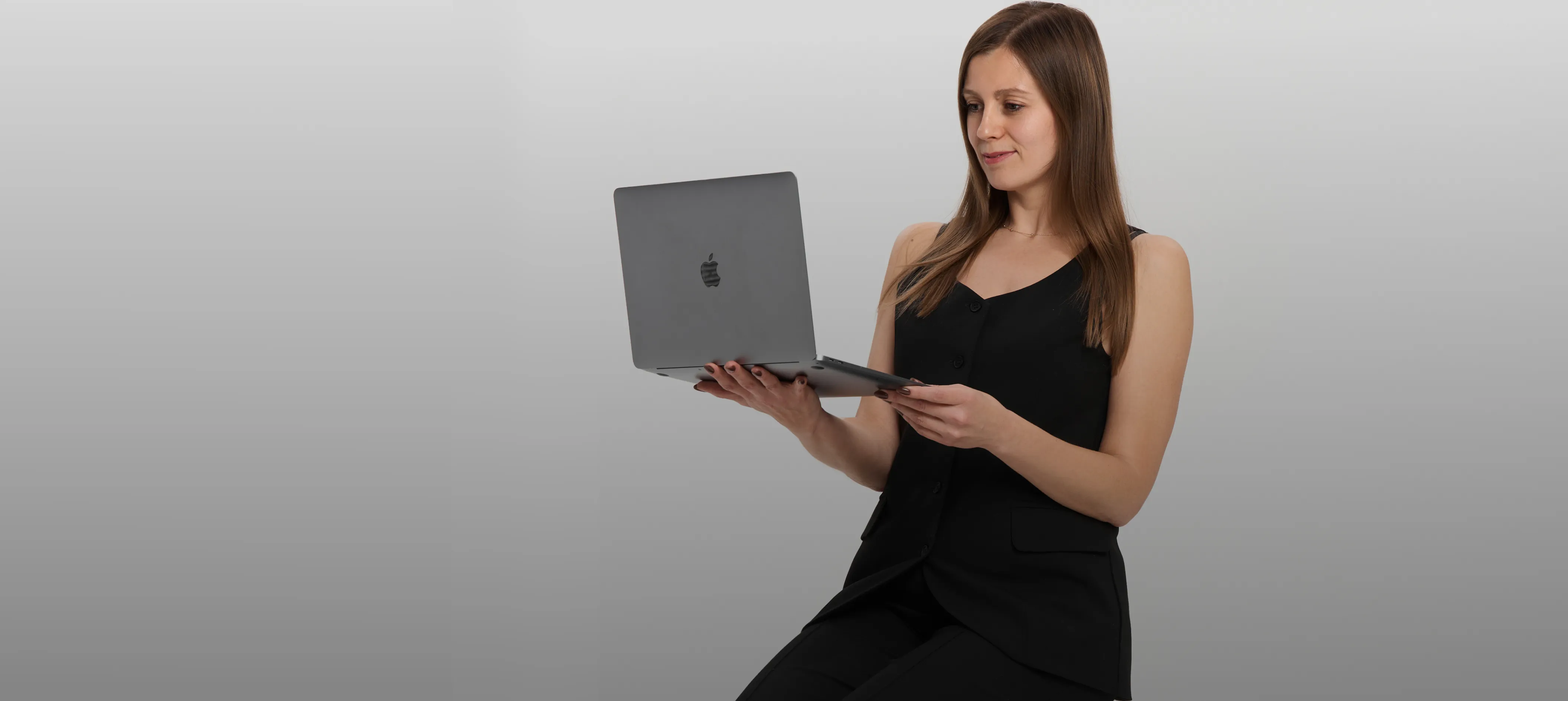 Таргетолог налаштовує рекламу