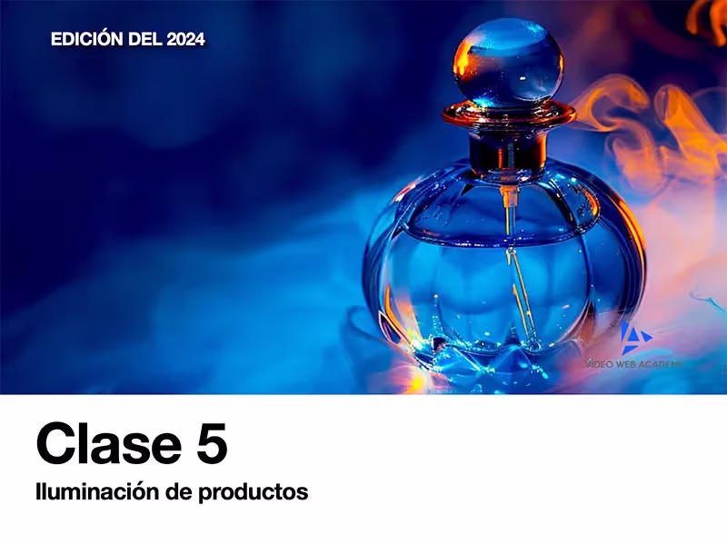 Portada de la clase número 5,  iluminación de productos. La imagen es un plano entero de una botella redonda de perfume sobre una mesa. Hay una atmósfera con humo y en contra luz azul y naranja.