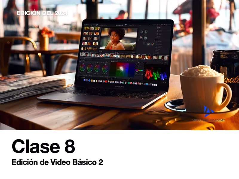 En un café en Miami Beach, tipo Starbucks. En la mesa hay una computadora Apple con el programa de edición DaVinci Resolve abierto. Junto a la computadora, una taza de café humeante. Es un dia hermoso con luz cálida y tropical.