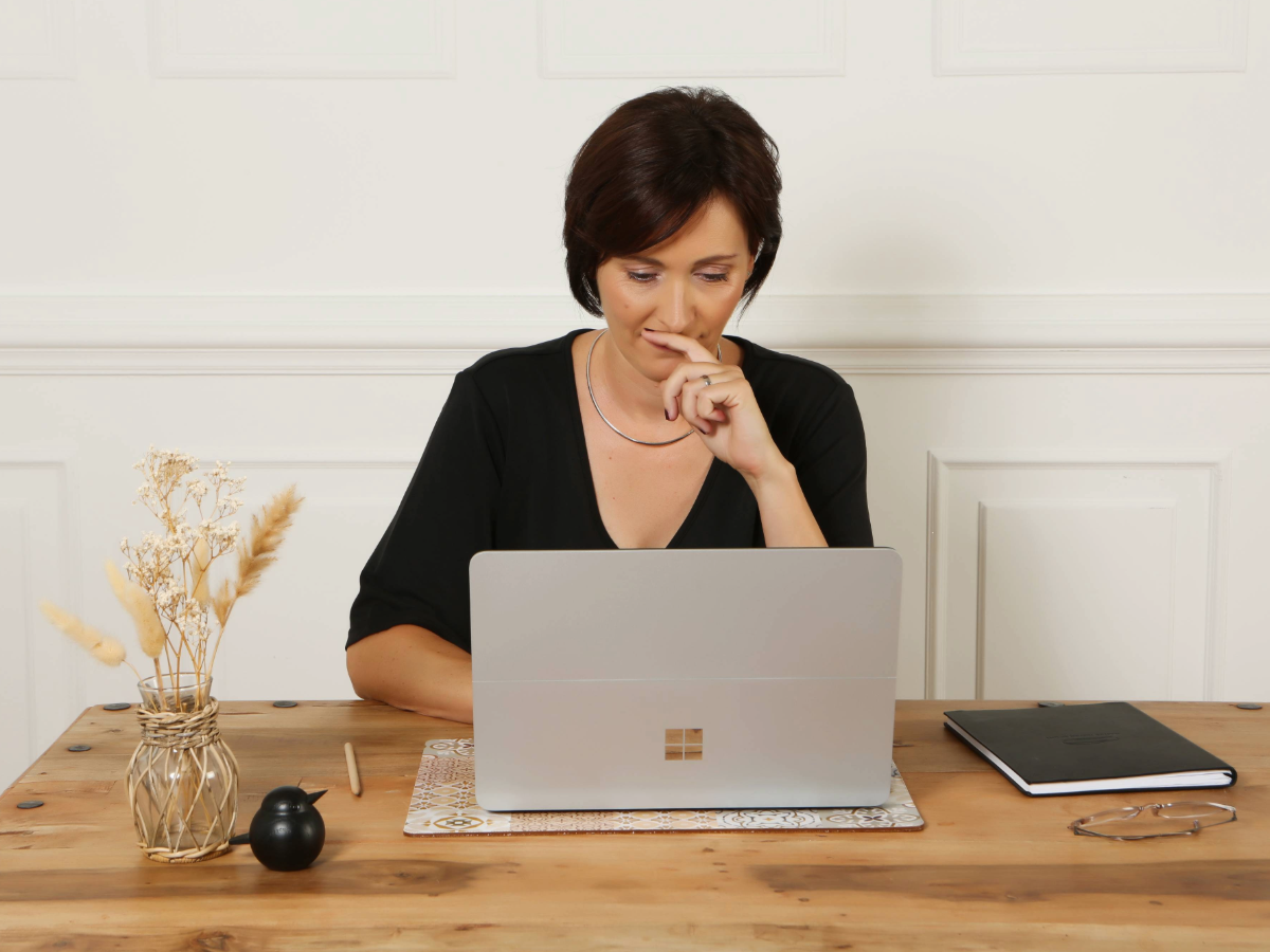 Une femme qui réfléchit.