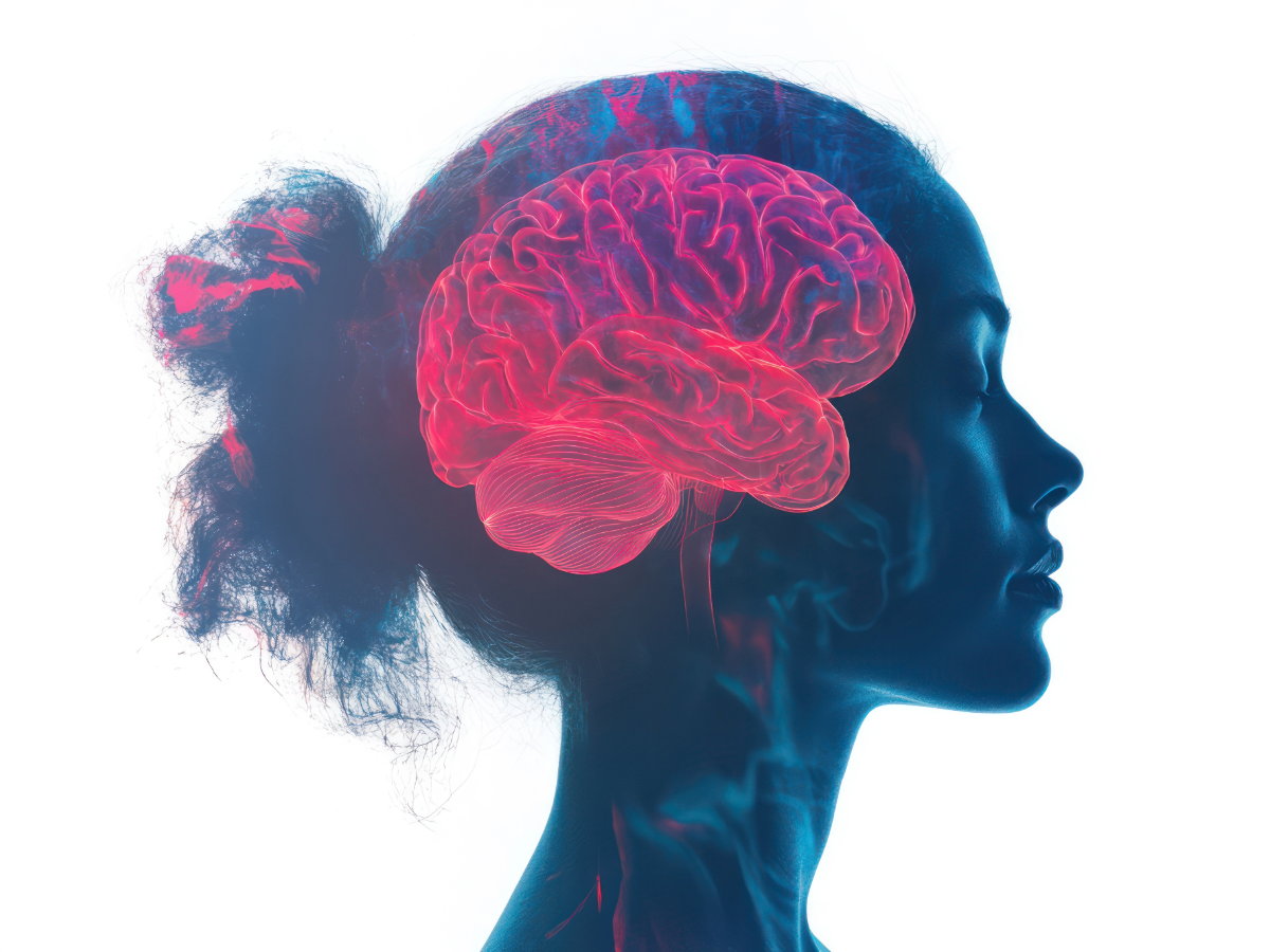 Main ouverte soutenant une illustration lumineuse d'un cerveau avec des étincelles dorées autour.