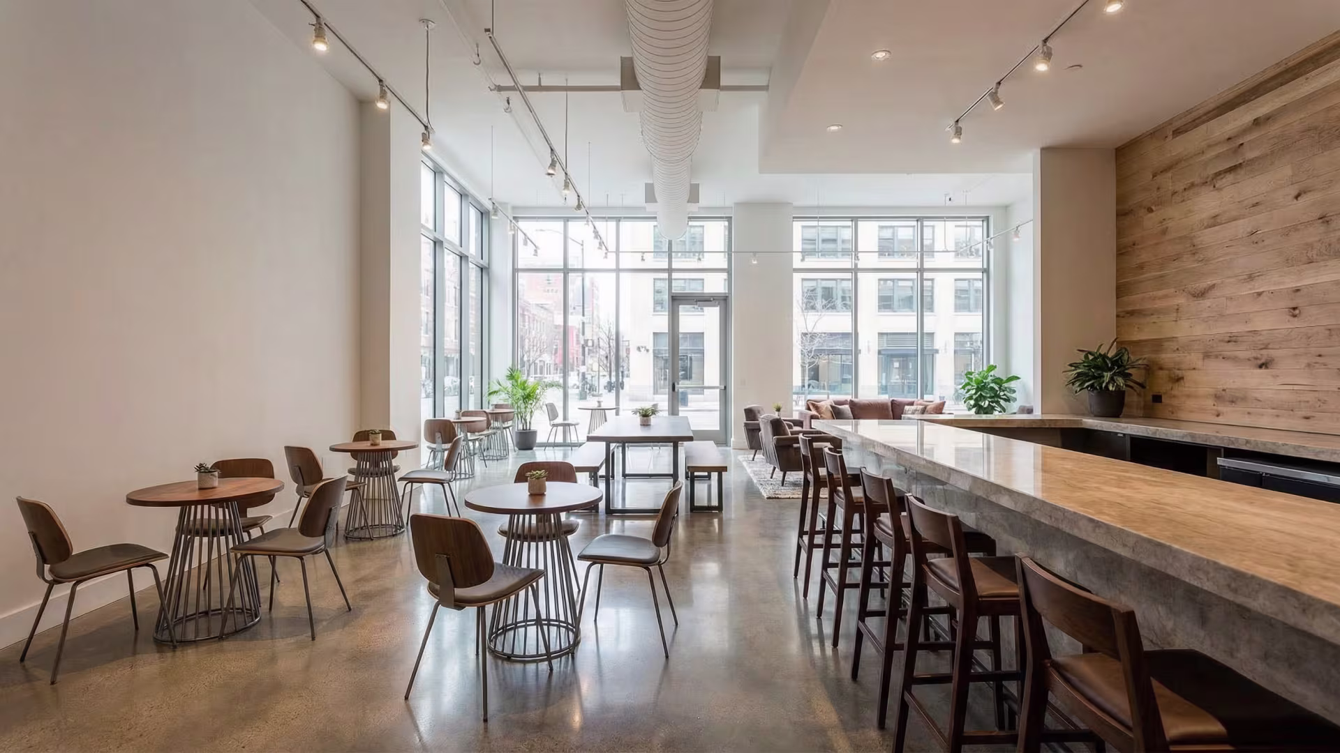 Photo restaurant vide avant aménagement