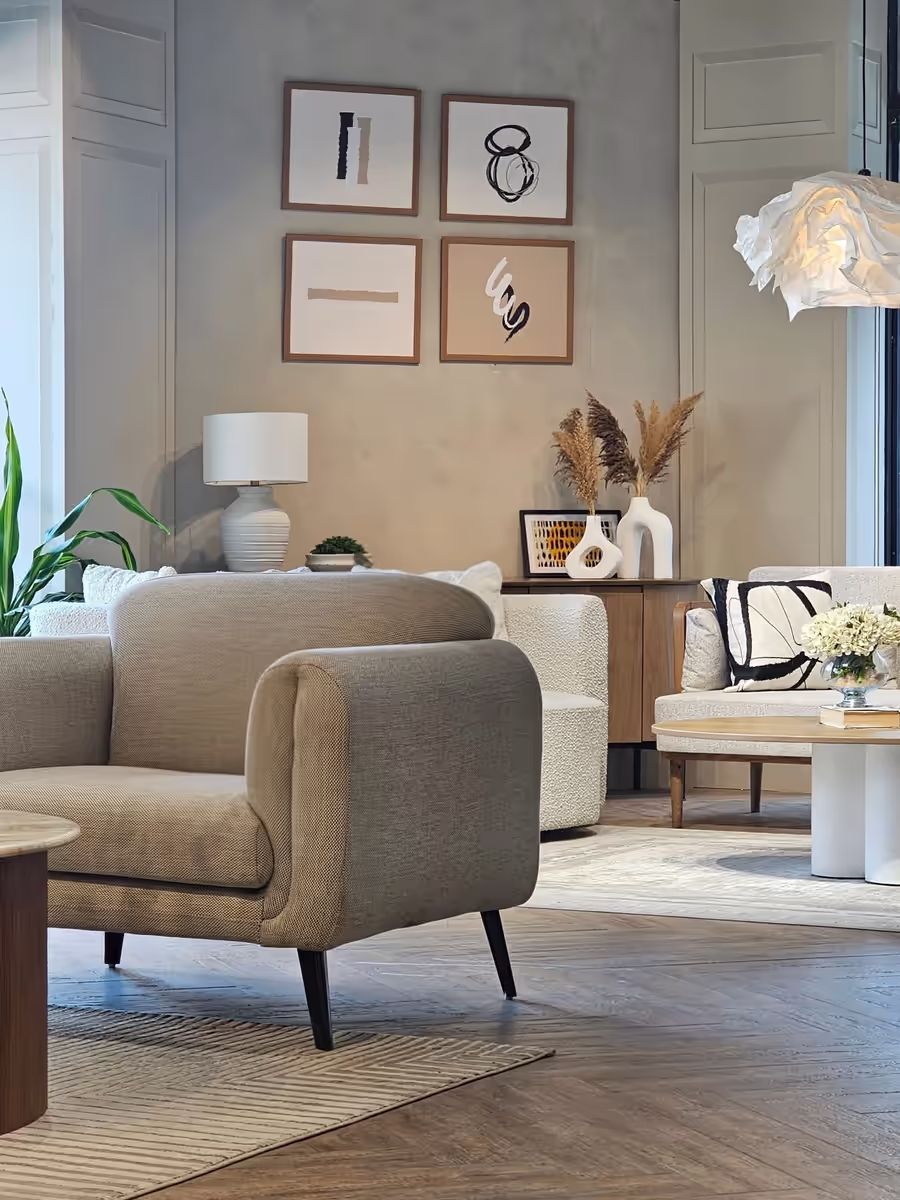 Le salon d’exposition d’un magasin de meubles : fauteuil, canapé et buffet en bois.