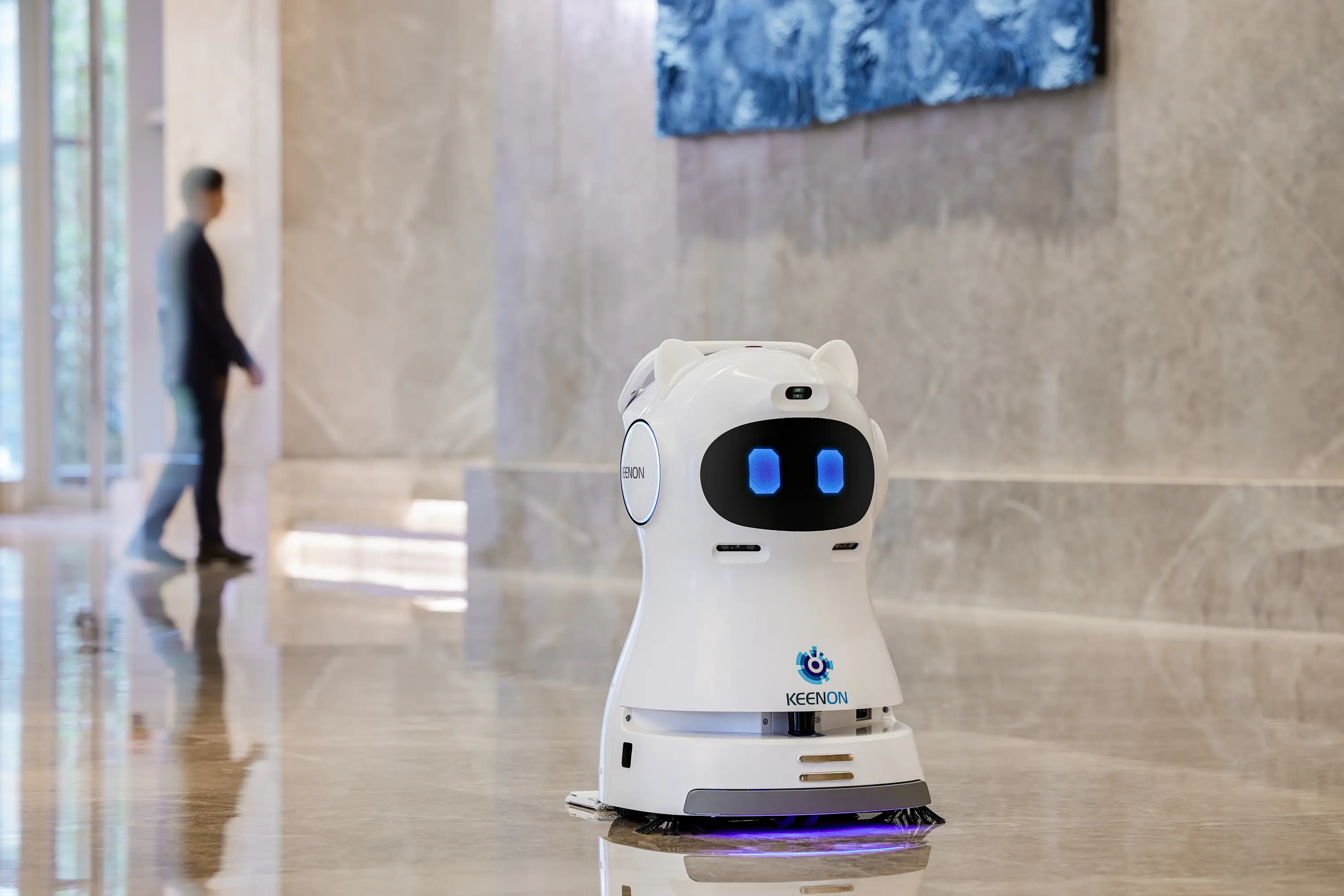 image of a traveler asking a question for a travel agency