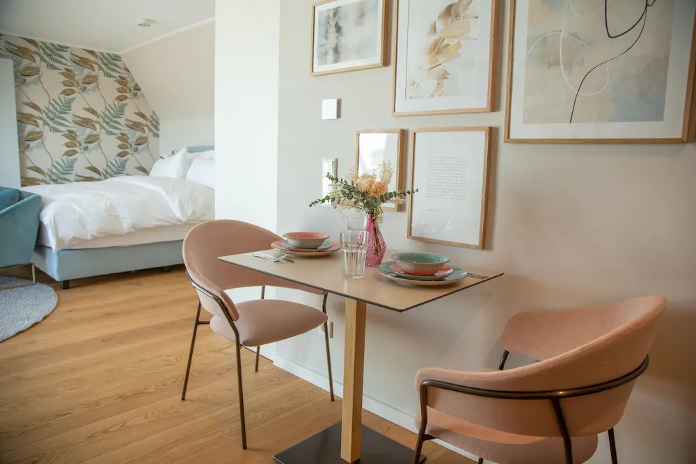 Essbereich mit Sofa im Deluxe Studio, 21rooms Ingolstadt